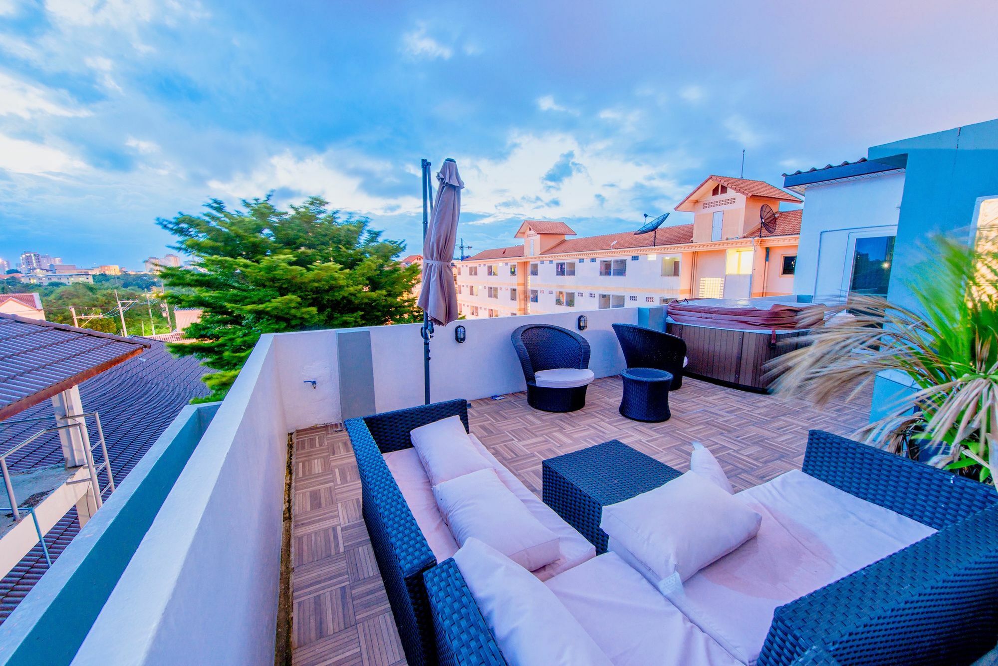 The Hidden Gem Villa Pattaya Exterior photo
